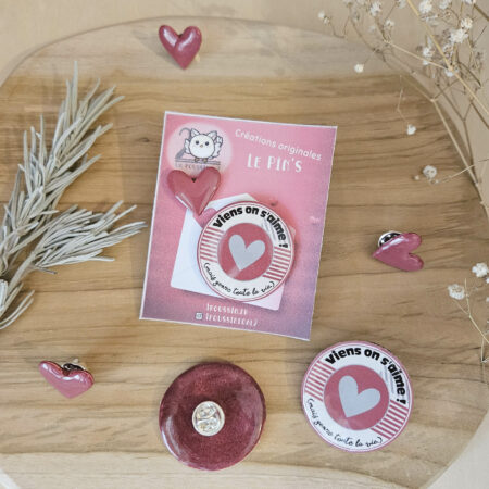 adorable duo de pin's Viens on s'aime ! Réalisés à la main en résine, ces pin's sont des créations artisanales