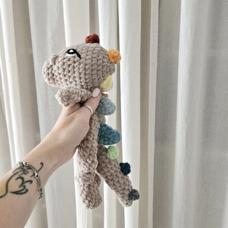 Peluche doudou dinosaure au crochet fait main