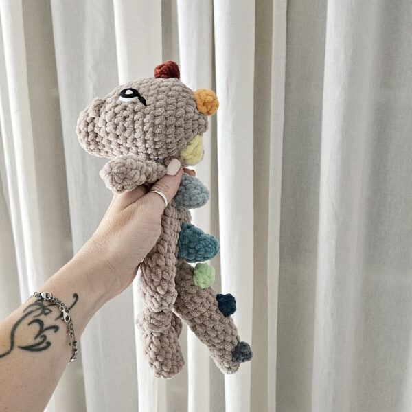 Peluche doudou dinosaure au crochet fait main