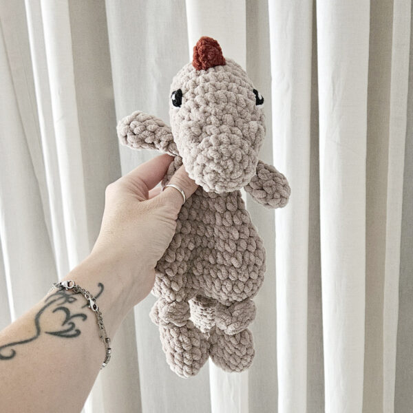 Peluche doudou dinosaure au crochet fait main