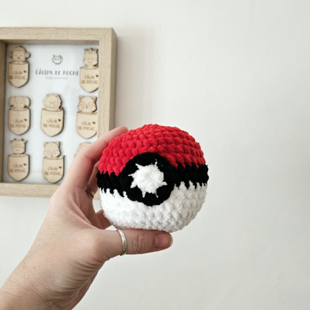 Peluche pokeball au crochet fait main